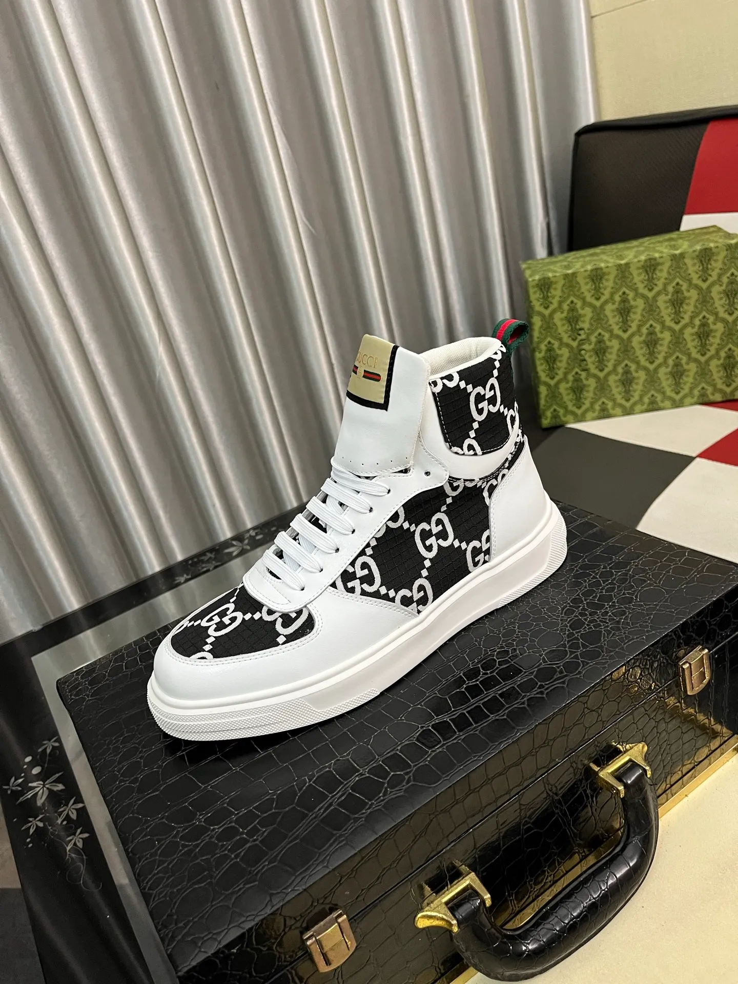 Men's shoes 💰440⌚️⌚️ Gucci •Gucci original quality. ~ Unique modern style sneakers. 🏃A must-have casual shoe for trendy men😍😍 Original brand imported from Italy, imported original leather, sheep lining (refuses to discolor and grind feet) Sole: Original sole provided by the original factory, French lazy style design ⚠️Fit to the feet, original quality attached, super comfortable original sole, size: 38-443️⃣Colors available